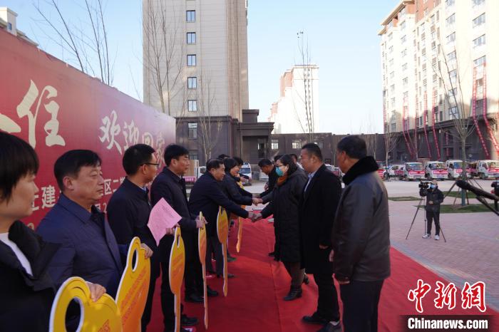 圖為2021年11月23日，臺(tái)前縣黃河灘區(qū)搬遷群眾拿到“金鑰匙”。　王為峰 攝